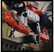 Akkubandsäge beim Schneiden von Metall.