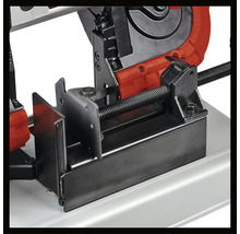 Detailansicht einer Metallsäge mit Schraubstock zur Fixierung des Werkstücks