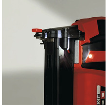 Detailansicht eines roten und schwarzen Bolzensetzgeräts.