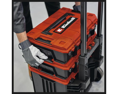 Person öffnet einen Einhell Werkzeugkoffer-Trolley mit mehreren Boxen