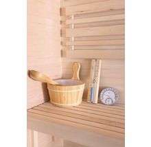 Holzeimer mit Schöpfkelle, Thermometer und Hygrometer in Sauna
