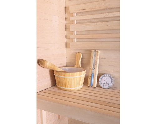 Holzeimer mit Schöpfkelle, Thermometer und Hygrometer in Sauna