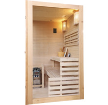 Innenansicht einer Holzsauna mit Bänken, Saunaofen und Saunazubehör