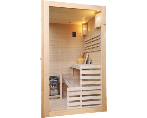 Innenansicht einer Holzsauna mit Bänken, Saunaofen und Saunazubehör