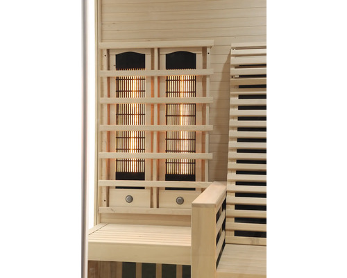 Detailansicht einer Infrarotsauna mit Sitzecke und Heizpaneelen