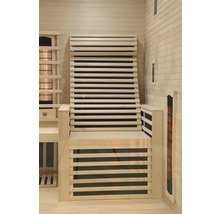 Sauna-Innenraum mit Holzbänken und Infrarotstrahlern.