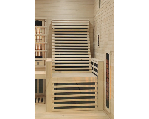 Sauna-Innenraum mit Holzbänken und Infrarotstrahlern.
