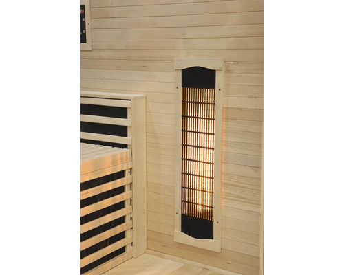 Nahaufnahme eines Saunainnenraums mit Bank und Beleuchtungselement