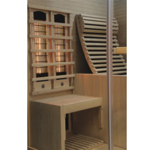 Innenansicht einer Sauna mit Sitzbank, Rückenlehne und Heizstrahler