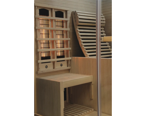 Innenansicht einer Sauna mit Sitzbank, Rückenlehne und Heizstrahler