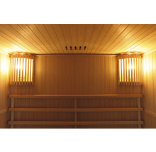 Innenraum einer Sauna mit Holzverkleidung und Bänken