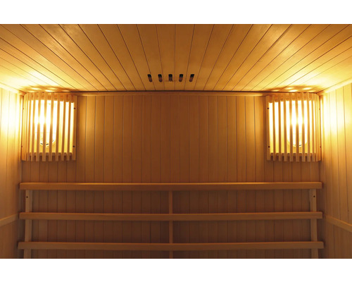 Innenraum einer Sauna mit Holzverkleidung und Bänken