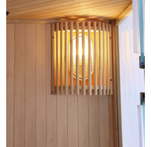 Sauna-Innenraum mit Holzwand und Beleuchtung hinter Holzleisten
