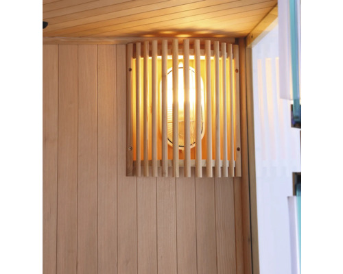 Sauna-Innenraum mit Holzwand und Beleuchtung hinter Holzleisten