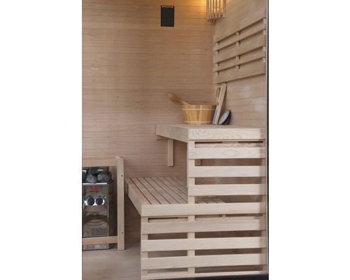 Innenausstattung einer Sauna mit Holzverkleidung, Bänken, Ofen mit Steinen und Zubehör
