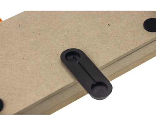 Detailansicht einer Holzplatte mit einem schwarzen Kunststoffverbinder