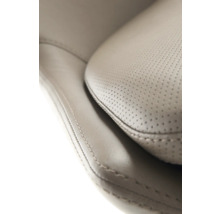 Detailaufnahme eines perforierten Ledersitzes mit Naht