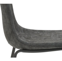 Detailansicht eines grauen Stuhls mit Rautenmuster und Metallgestell