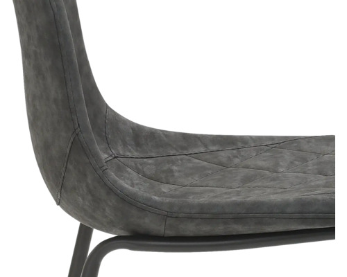 Detailansicht eines grauen Stuhls mit Rautenmuster und Metallgestell