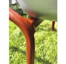 Detailaufnahme einer Schubkarre mit Metallwanne und Untergestell