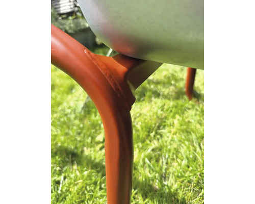 Detailaufnahme einer Schubkarre mit Metallwanne und Untergestell