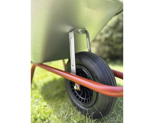 Detailaufnahme eines Schubkarrenrads mit Metallfelge und Luftreifen