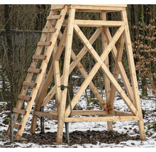 Hölzerner Hochsitz mit Leiter im Außenbereich.