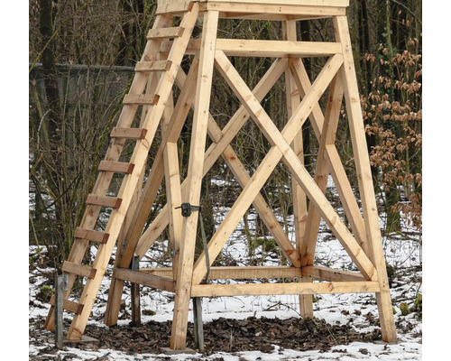 Hölzerner Hochsitz mit Leiter im Außenbereich.