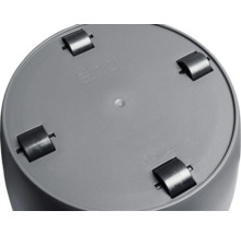 Unterseite eines Blumentopfes mit Rollen und Elho Logo