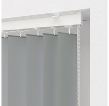Vertikaljalousie mit Lamellen und Bedienkette zur Fensterdekoration