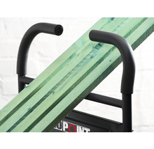 Holzbretter auf einer Richtbank mit Metallgestell