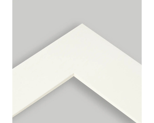 Detailansicht eines weißen Bilderrahmenprofils