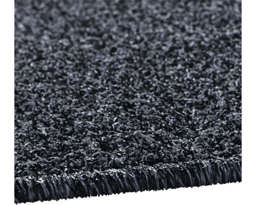 Nahaufnahme eines Kunstrasenstücks mit strukturierten Fasern.