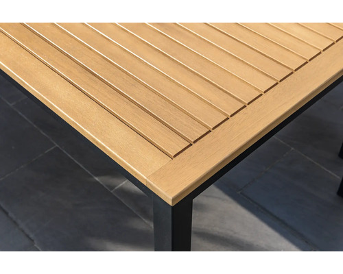 Detailansicht einer Gartentischplatte aus Holz mit schwarzem Tischgestell.