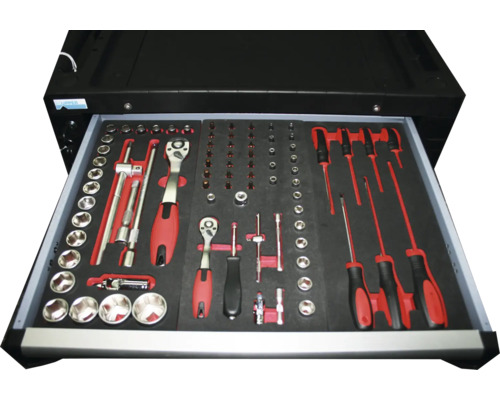 Offene Schublade eines Werkzeugwagens mit verschiedenen Werkzeugen