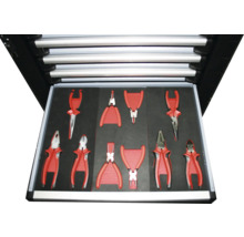 Geöffnete Werkzeugkiste mit verschiedenen Zangen in roter Ausführung