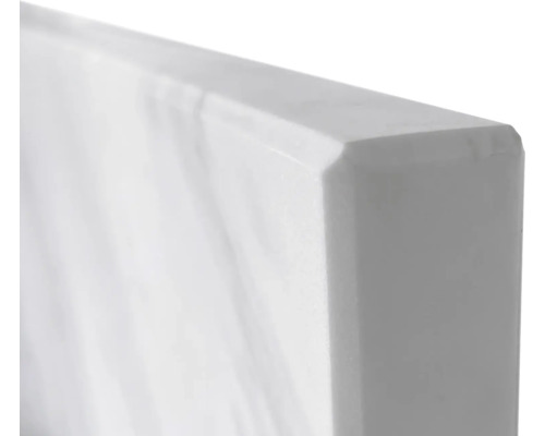 Detailaufnahme einer weißen Waschtischplatte mit Marmorierung