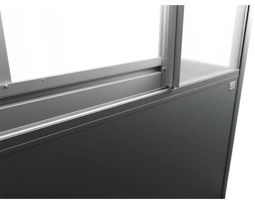 Detailansicht einer Gewächshauswand mit Verglasung