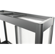 Detailansicht eines Hochbeets mit Aluminiumrahmen und transluzenten Paneelen