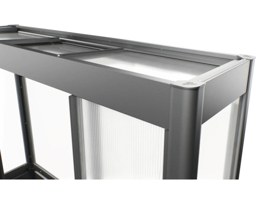 Detailansicht eines Hochbeets mit Aluminiumrahmen und transluzenten Paneelen