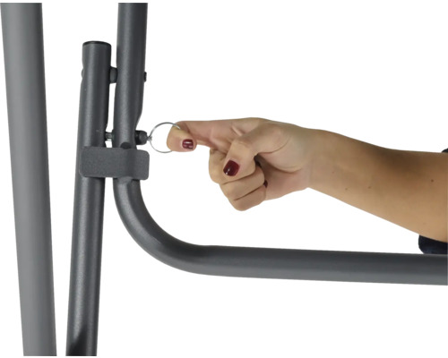 Detailansicht einer Person, die einen Bolzen an einem Schaukelgestell befestigt.