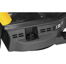 Detailansicht eines Rasenmähers mit Auswurfkanal und Lüftungsschlitzen