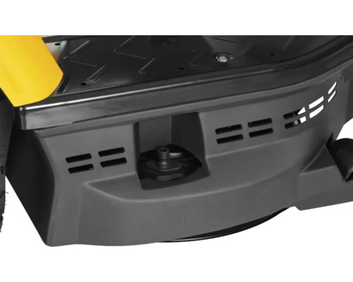 Detailansicht eines Rasenmähers mit Auswurfkanal und Lüftungsschlitzen