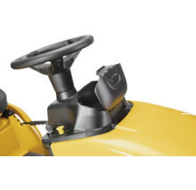 Detailaufnahme eines gelben Rasentraktors mit Lenkrad und Stauraum