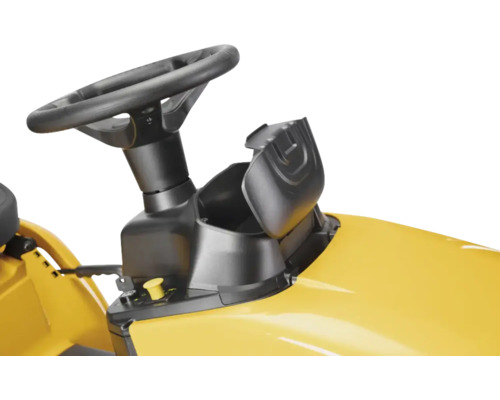 Detailaufnahme eines gelben Rasentraktors mit Lenkrad und Stauraum