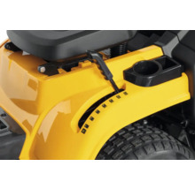 Detailansicht eines gelben Aufsitzmähers mit Geschwindigkeitsregler und Getränkehalter.