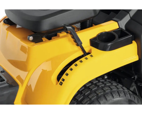 Detailansicht eines gelben Aufsitzmähers mit Geschwindigkeitsregler und Getränkehalter.