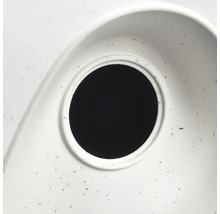 Detailaufnahme eines Waschbeckens mit rundem Abfluss