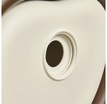 Detailansicht einer Sanitärkeramik mit einer runden Öffnung