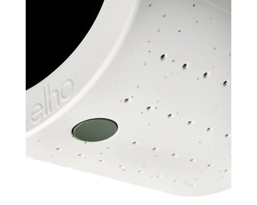 Detailansicht eines Blumentopfes der Marke Elho mit Bewässerungssystem